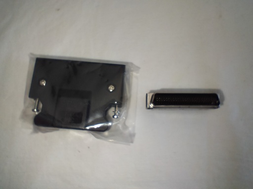 Conector SCSI Macho de 50 Pinos com Suporte de Montagem